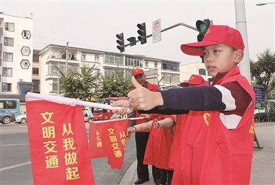 柳州街头"红马甲"速写:日行一善 文明使者