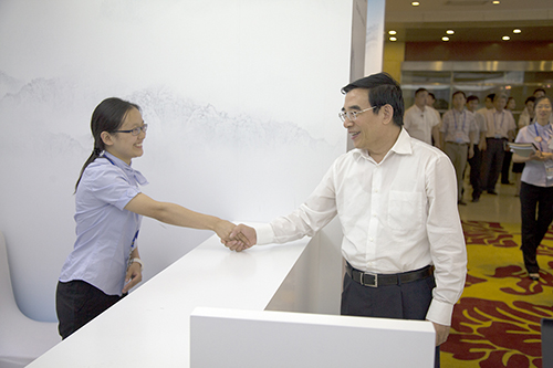 市委副书记、市长王安顺与志愿者亲切握手