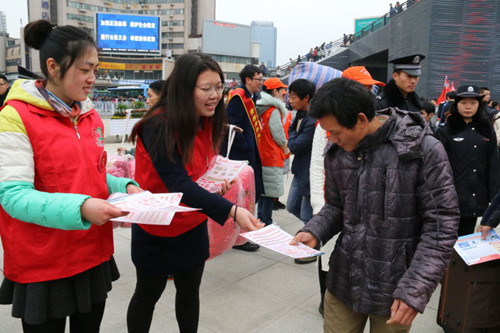 05贵州志愿者发放春运安全宣传资料