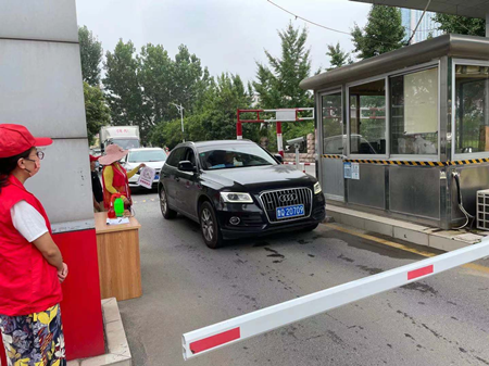 面对严峻的疫情形势,志愿者们社区在各卡口协助物业进行人员测温,车辆