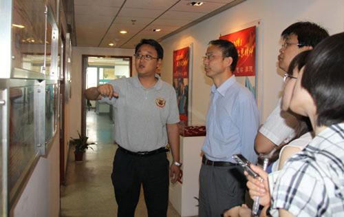 参观位于北京市志愿者联合会的北京志愿服务基金会办公地点