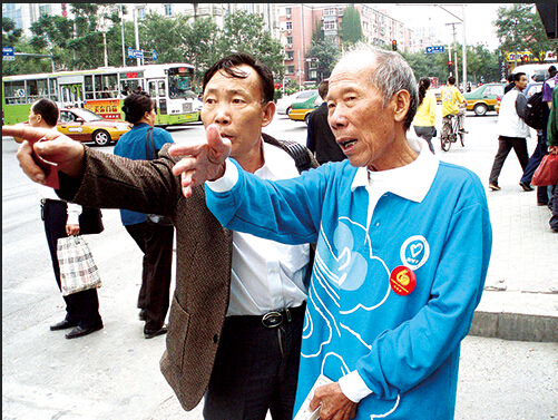 谢亮进行指路服务