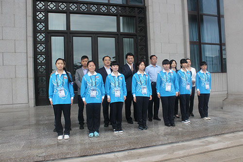 与会领导为新上岗志愿者代表佩戴“为人民服务”徽章