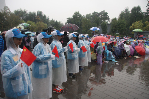 玉渊潭游园志愿者冒雨服务