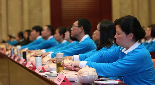 市财政系统志愿者认真学习动作要领