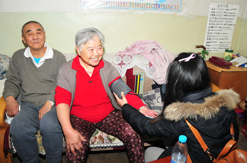 航天总医院护师张瑞莉为老人测量血压