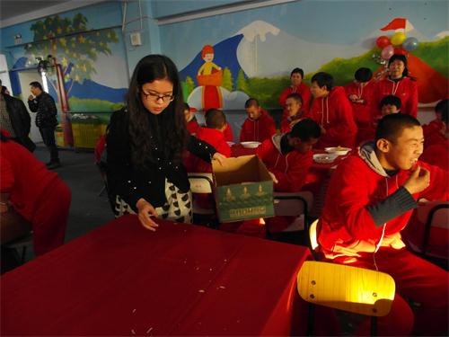北京青檬志愿者联盟志愿者活动结束整理桌面垃圾