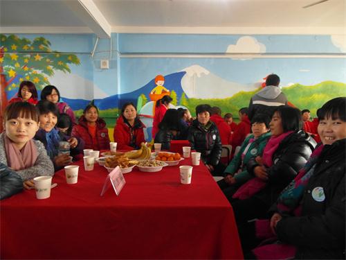 青檬志愿者认真的观看着演出活动