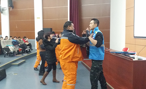 学习防卫格斗术
