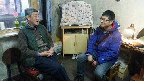 航天一院义工社副社长郝志坤与老人聊天