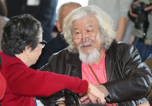 3.1月31日，83岁的志愿者薛荣萍先生在陪敬老院老人聊天