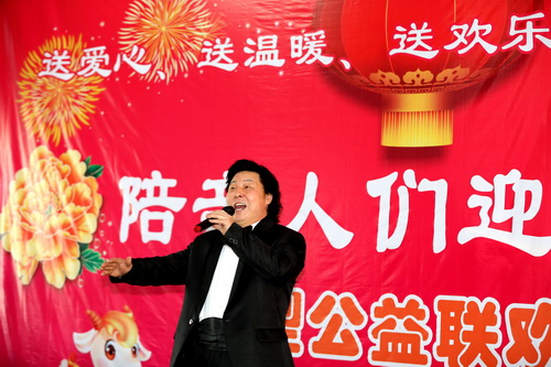 4.1月31日，歌唱家任刚在为老人们演唱《北京颂歌》