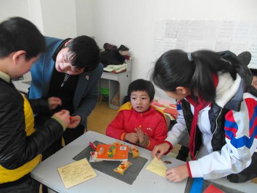 志愿者认真的运用这学到的知识
