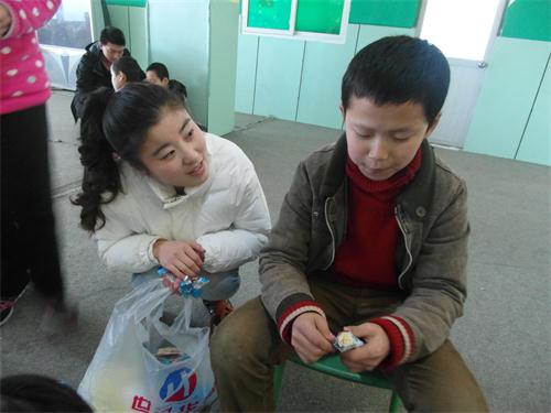 志愿者与孩子谈心