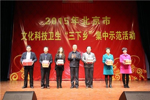 李伟向村民代表赠送《京郊农民文化生活馆》光盘