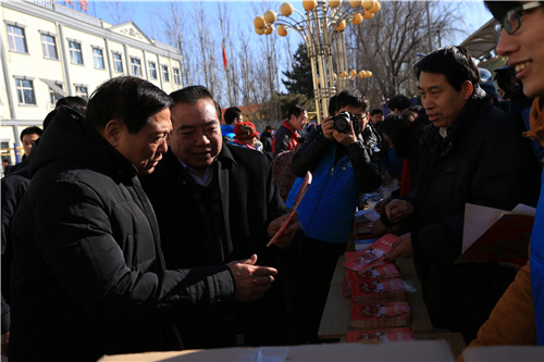 刘淇等领导详细了解惠农服务和相关宣传资料