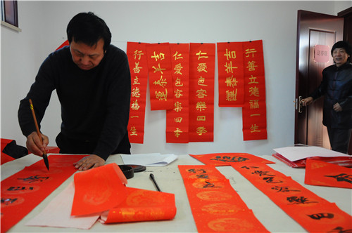 艺术家们挥毫，为农民群众送春联