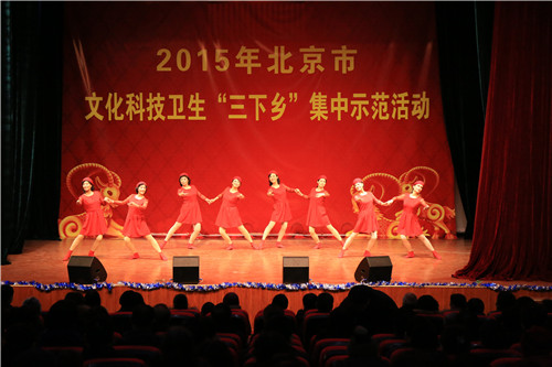 旋风舞蹈志愿服务团队表演《搭把手》舞蹈节目