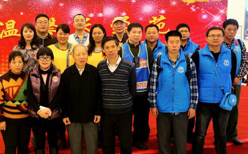 1-服务结束，志愿者与社区居民合影
