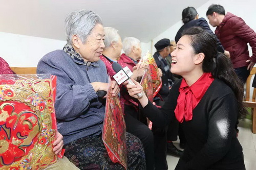 接受央视采访