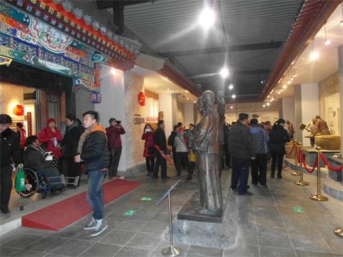 志愿者带领残疾朋友进馆参观