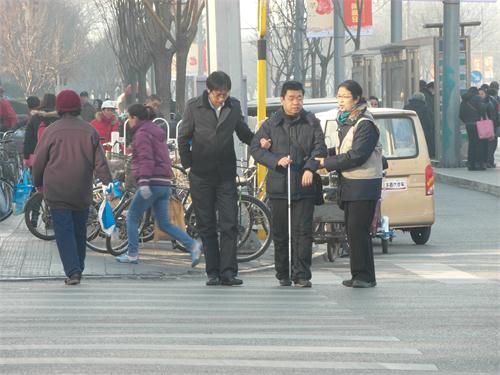 车站接盲人朋友过马路