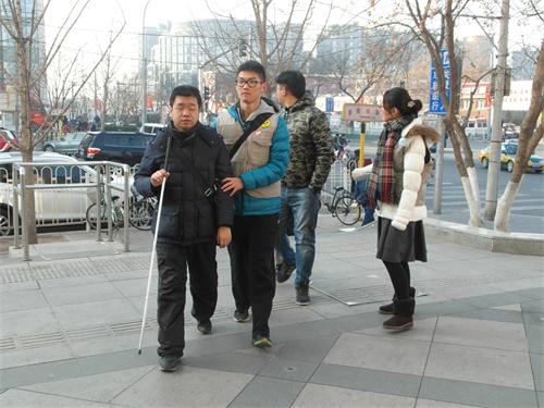 带领盲人走进图书馆