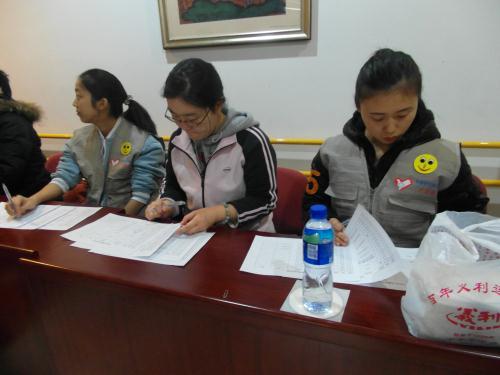 青檬志愿者负责会务签到