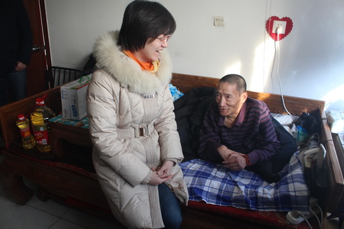 “两节送温暖”慰问重残低保户照片 (1)