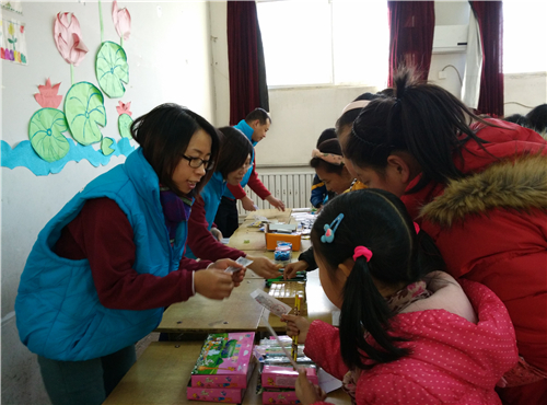 1-孩子们用获得的“希望卡”在“爱心市场”里购买自己所需要的学习用品