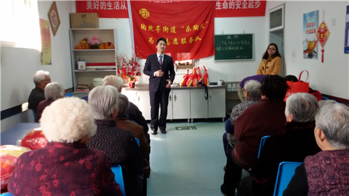 1-乐陶然志愿服务团队志愿者为老人演节目