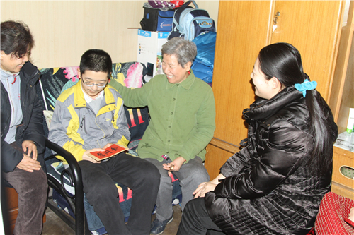 4-志愿者慰问新街口街道青少年家庭