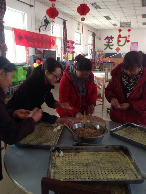 1-志愿者与敬老院老人们一起过小年