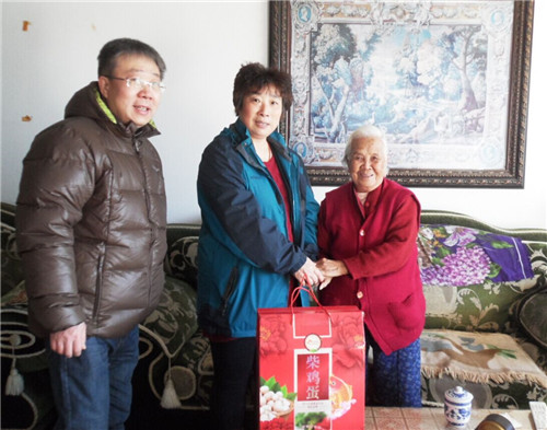 2-志愿者上门慰问老人