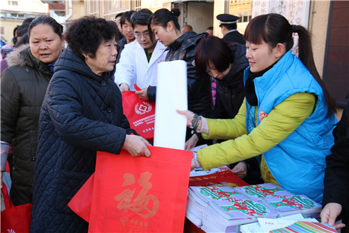 2-志愿者开展科普知识宣传活动