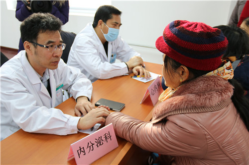 3-医疗志愿者开展义诊送健康活动