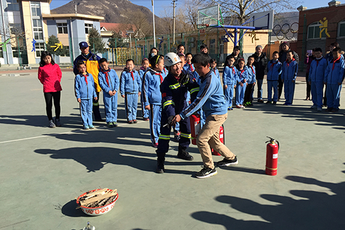 学生们学习如何使用灭火器