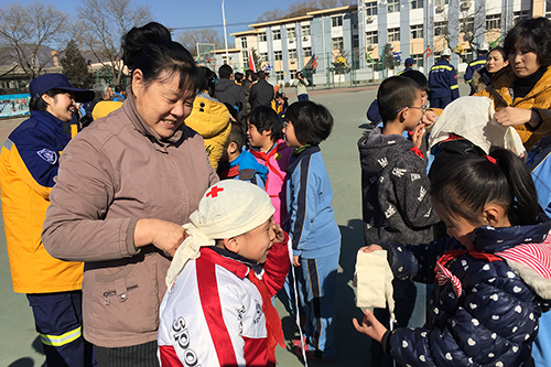 家长与学生一起学习包扎技术