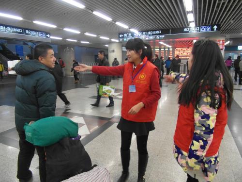 志愿者帮助旅客指引方向
