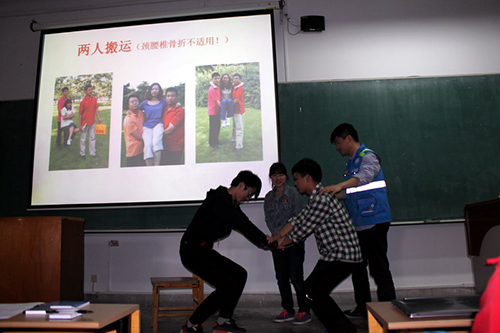 课堂上，教官正在与中国农业大学的学生们互动
