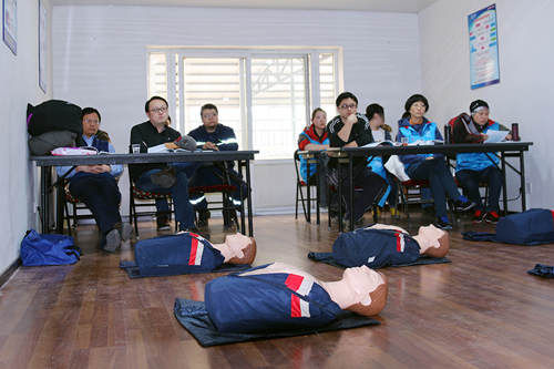 　学员们认真学习理论课程