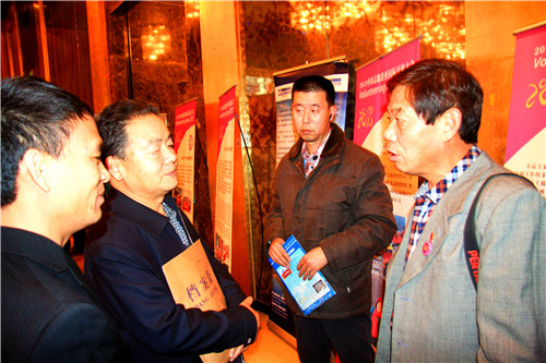 1.张凤东同志和党团办专家交流