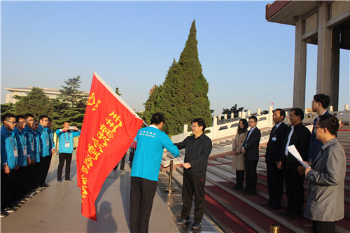 1.郭新保同志为上岗志愿者授旗