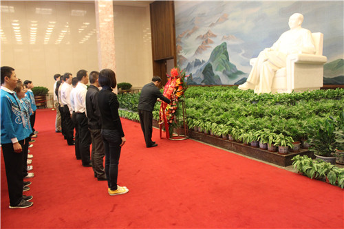 2.团北京市委书记常宇同志整理花篮缎带 
