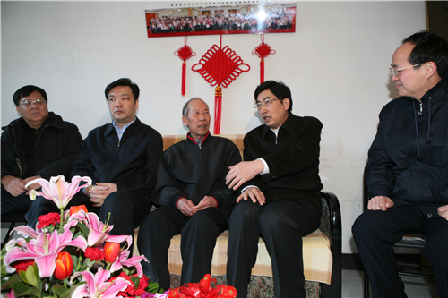 市领导到谢亮老人家中热切探望