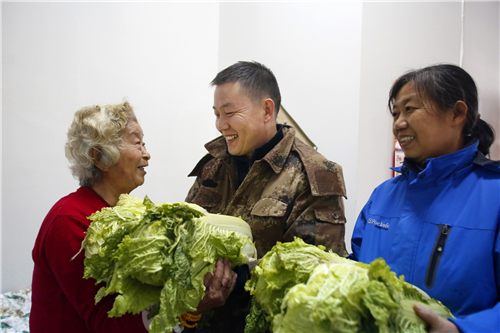 杜小龙为空巢老人送菜上门