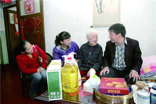 杜小龙重阳节走访慰问东华门街道空巢老人