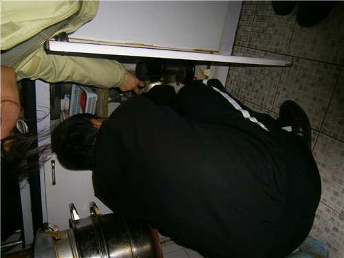 王来平主任在为居民更换燃气灶电池P4030782