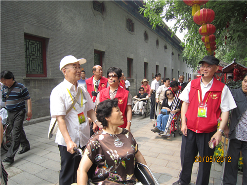 20120520-在“残疾人公益文化日”服务残疾朋友参观恭王府