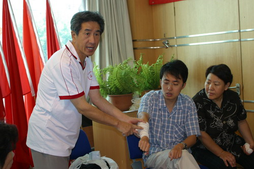 党员志愿者朝阳区红十字会培训员叶如陵认真讲解包扎技巧